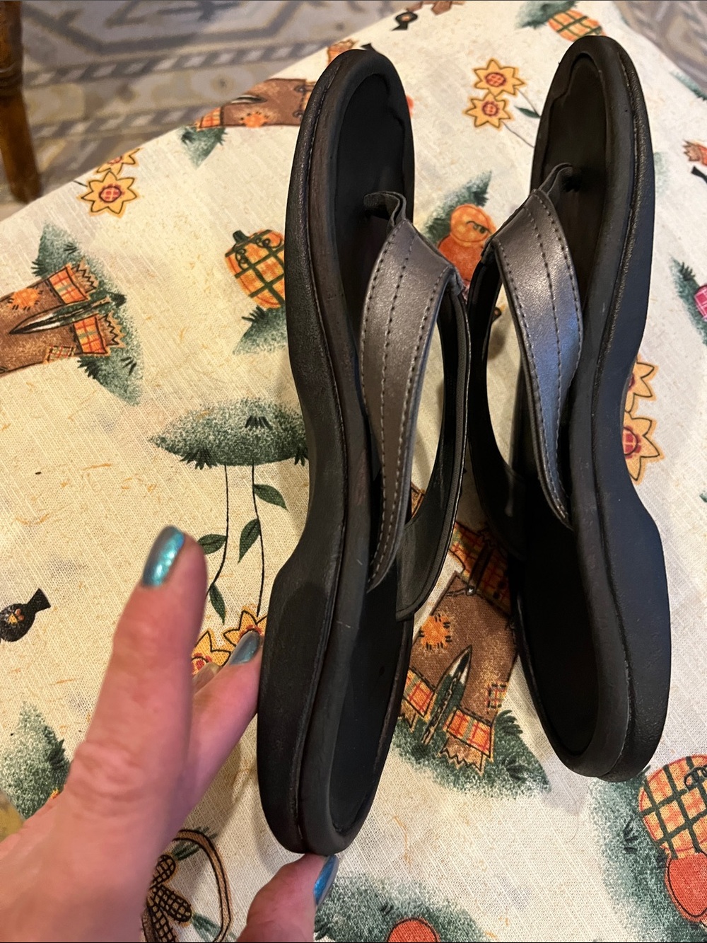 OluKai Womens Pewter Leather Flip Flop Sandals - Picture 4 of 8
